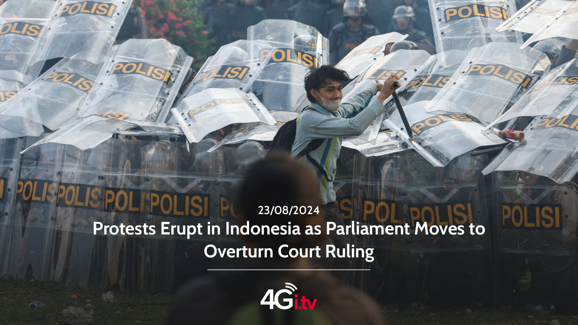 Подробнее о статье Protests Erupt in Indonesia as Parliament Moves to Overturn Court Ruling